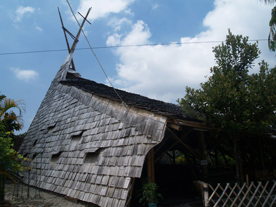 [تصویر:  2011-5-3-Bamboo-Church-by-Eugenius-Pradipto-01.jpg]