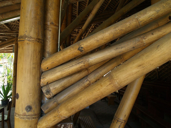 [تصویر:  2011-5-3-Bamboo-Church-by-Eugenius-Pradipto-10.jpg]