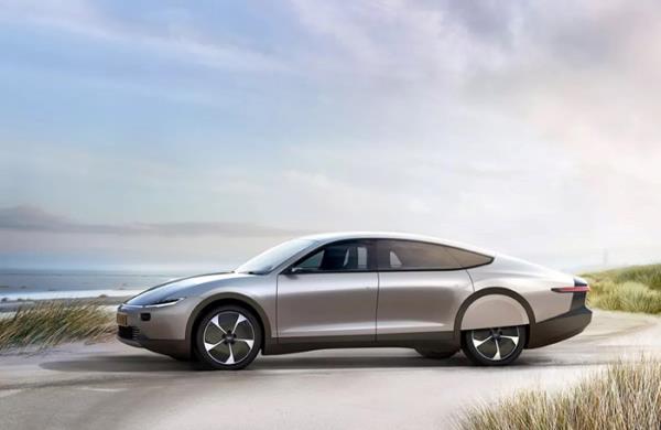 اولین سال نوری، اولین خودرو الکتریکی خورشیدی مسافت بالا