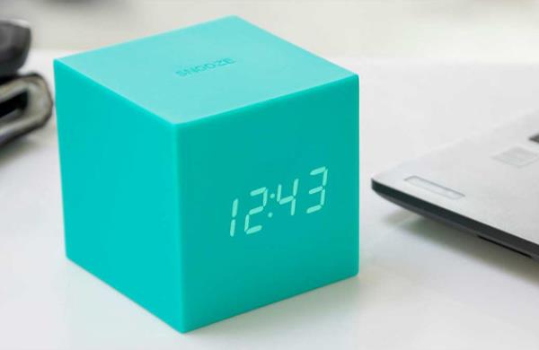 ساعت Gravity Cube از سکندری خوردن در تاریکی جلوگیری می کند