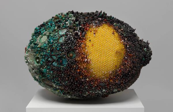 مجسمه هایی از میوه های گندیده با سنگ های قیمتی!